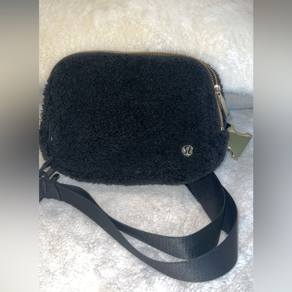 Lululemon black waist bag